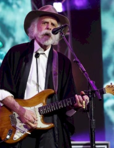 california-congressman-goes-barefoot-on-house-floor-in-tribute-to-bob-weir