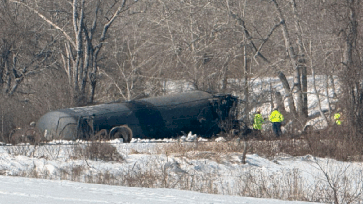 freight-train-carrying-flammable-liquids-derails-in-connecticut,-prompting-shelter-in-place:-officials