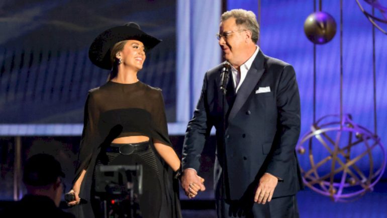 you’ll-find-vince-gill-&-lainey-wilson-‘down-at-the-borderline’-on-friday