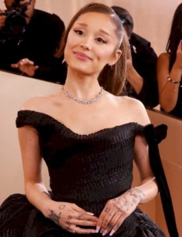 why-ariana-grande-feels-like-she-was-‘supposed’-to-meet-co-star-robert-de-niro