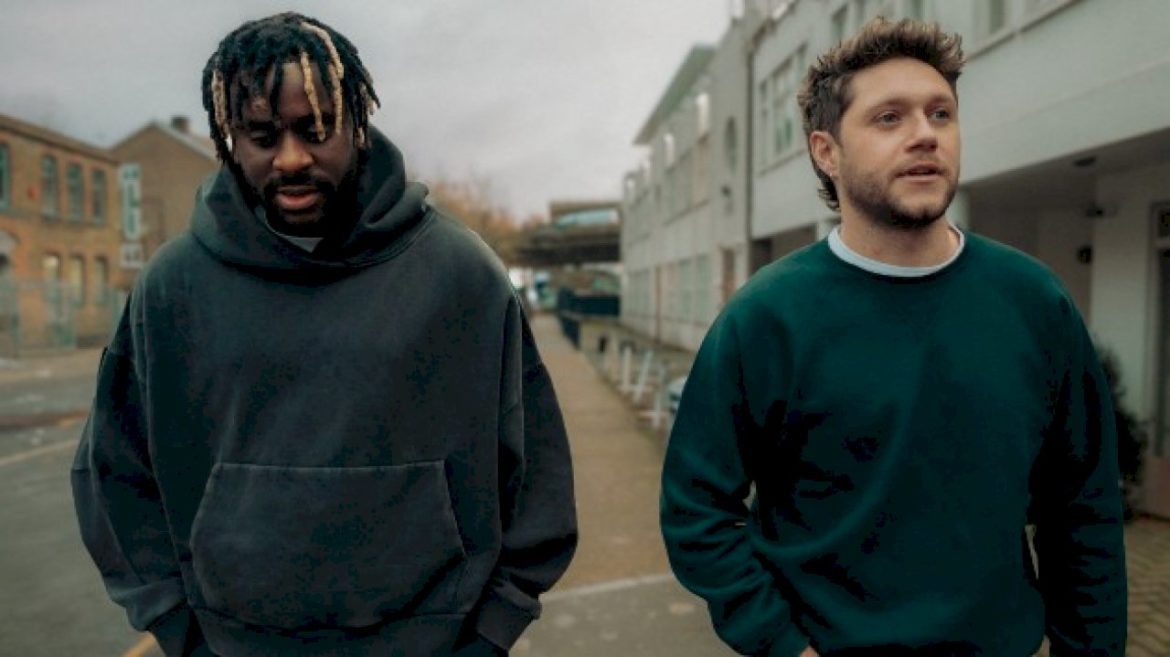 watch-myles-smith-and-niall-horan-perform-in-a-london-pub