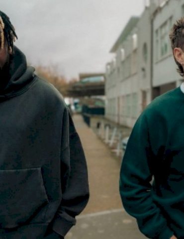 watch-myles-smith-and-niall-horan-perform-in-a-london-pub