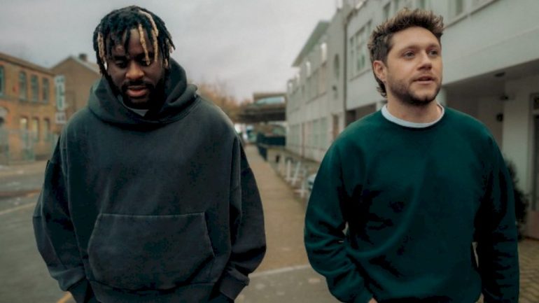 watch-myles-smith-and-niall-horan-perform-in-a-london-pub