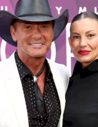 why-tim-mcgraw-gives-faith-hill-vases-instead-of-flowers-on-valentine’s-day
