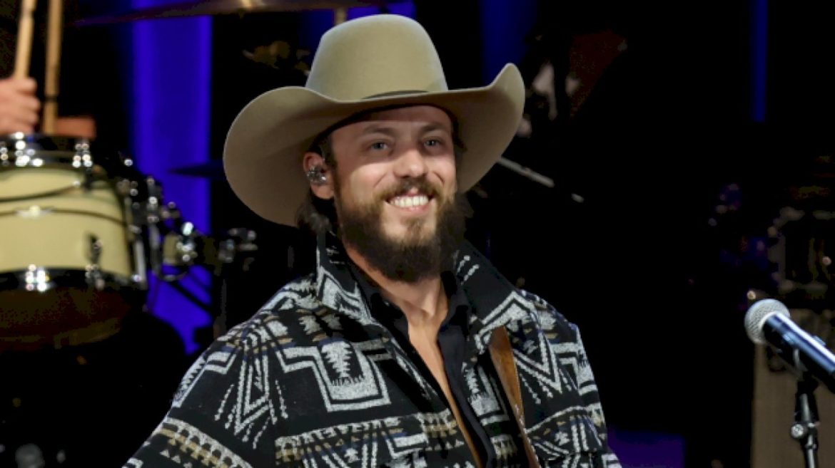 chris-janson-&-ernest-say-‘cheers’-to-a-‘memory’-of-merle-haggard