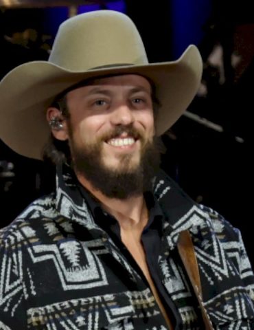 chris-janson-&-ernest-say-‘cheers’-to-a-‘memory’-of-merle-haggard