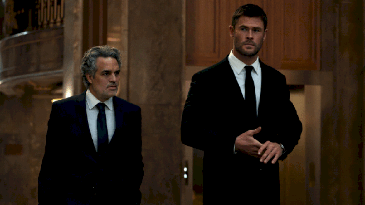 chris-hemsworth-says-he-and-mark-ruffalo-brought-‘thor-and-hulk-energy’-to-‘crime-101’