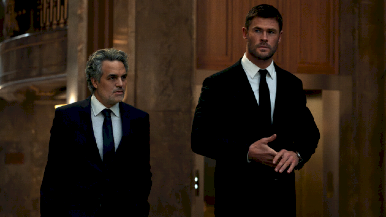 chris-hemsworth-says-he-and-mark-ruffalo-brought-‘thor-and-hulk-energy’-to-‘crime-101’