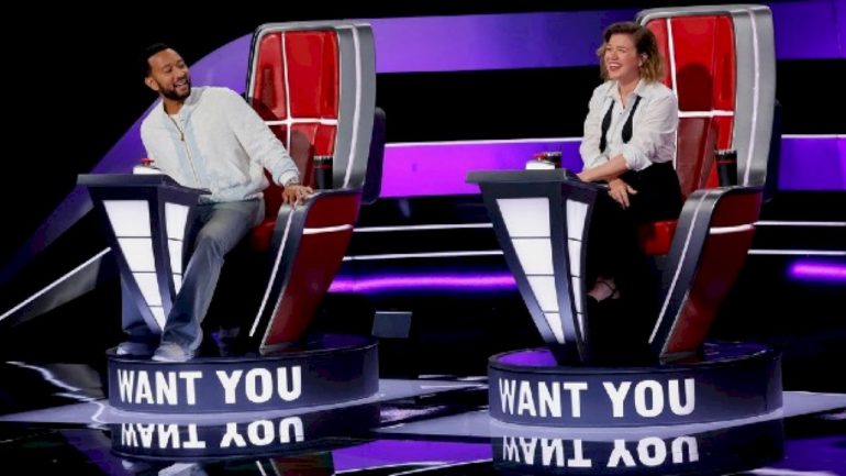 watch-kelly-clarkson-&-john-legend-sing-at-a-new-york-city-karaoke-bar