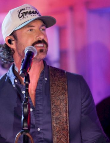 carl-the-cowboy-corgi-is-overshadowing-riley-green,-but-he’s-fine-with-that