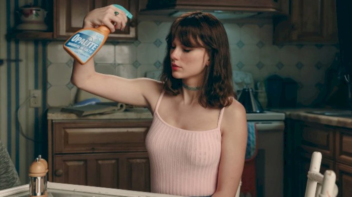 taylor-swift-is-‘seriously-bouncing-off-the-walls’-over-‘opalite’-#1