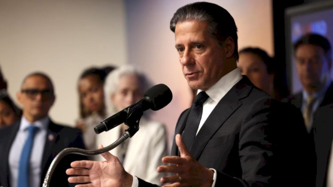 law-enforcement-searches-home-of-la-schools-superintendent-alberto-carvalho