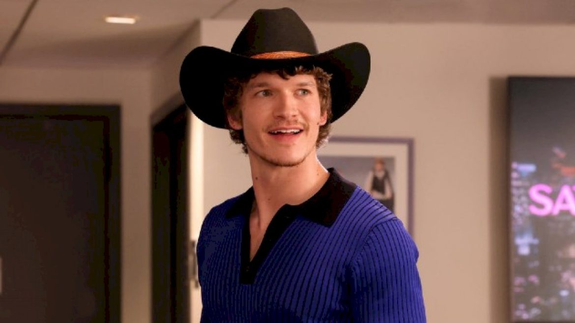 connor-storrie-faces-off-in-an-‘accent-duel’-in-new-‘snl’-promo