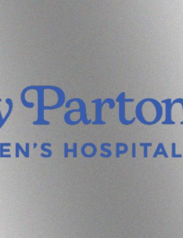dolly-parton-lends-her-name-to-the-former-east-tennessee-children’s-hospital