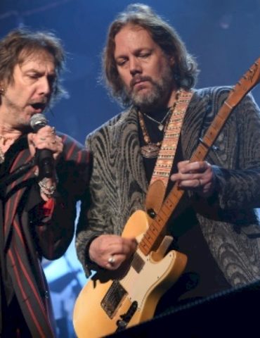 chris-robinson-says-the-black-crowes-are-‘excited-and-thrilled’-with-rock-&-roll-hall-of-fame-nomination