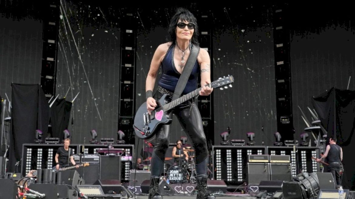 joan-jett-on-why-she-doesn’t-believe-artists-should-‘shut-up-and-sing’