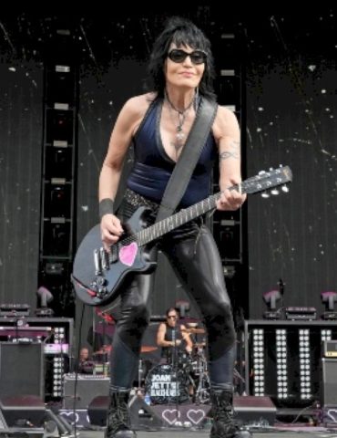 joan-jett-on-why-she-doesn’t-believe-artists-should-‘shut-up-and-sing’