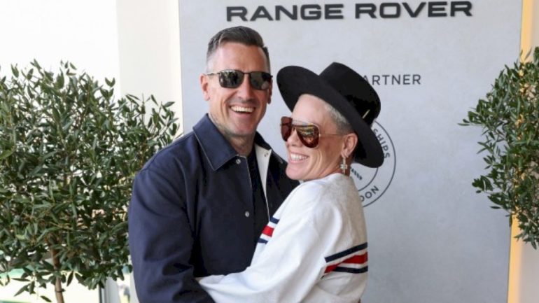 pink-denies-she-and-husband-carey-hart-have-split-up:-‘fake-news.-not-true’