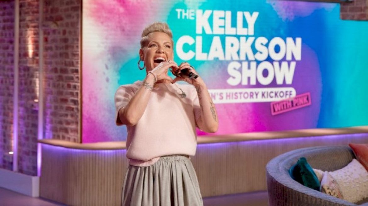 watch-pink-(with-her-clipboard-and-bff)-visit-kelly-clarkson-on-her-talk-show