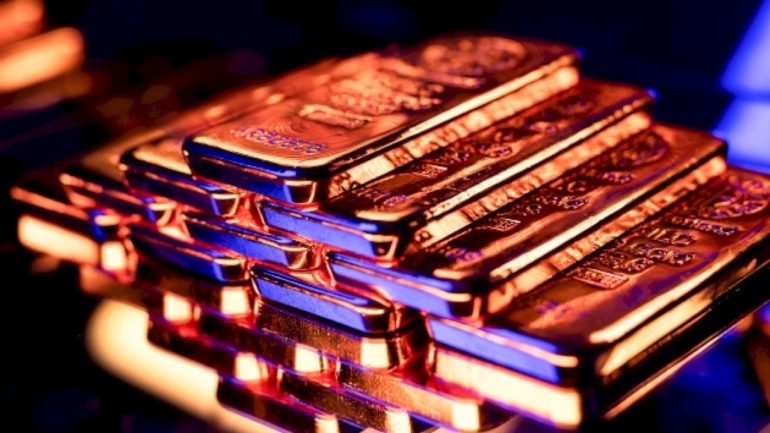 gold-hits-record-high-as-investors-seek-safety
