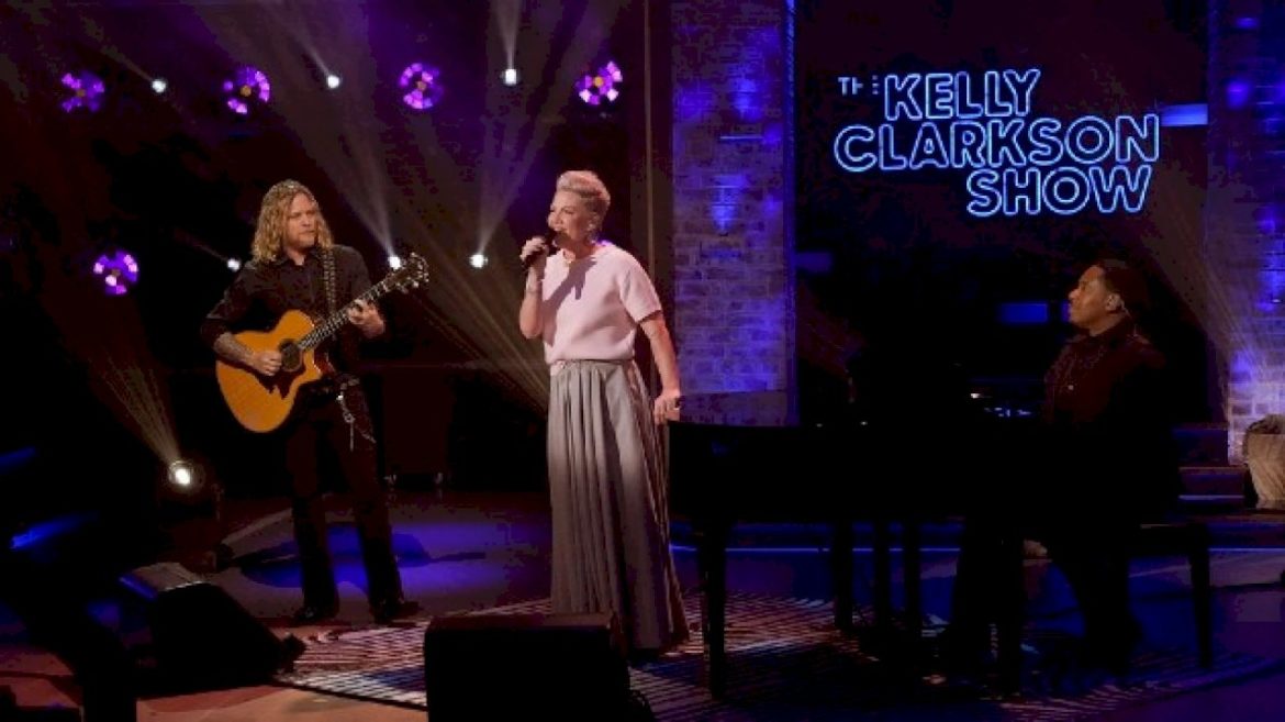 fans-clamor-for-joint-album-after-pink-covers-kelly-clarkson