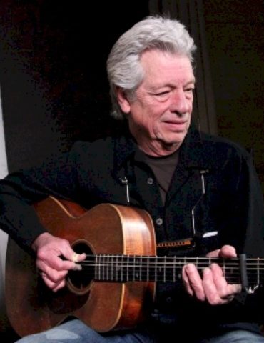 bonnie-raitt,-george-thorogood-&-more-pay-tribute-to-blues-musician-john-hammond