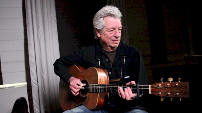 bonnie-raitt,-george-thorogood-&-more-pay-tribute-to-blues-musician-john-hammond