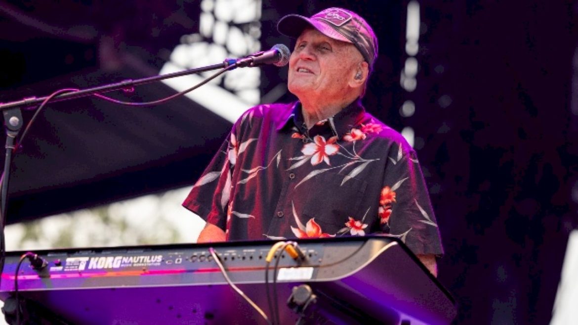 the-beach-boys’-bruce-johnston-announces-departure-from-band-after-six-decades