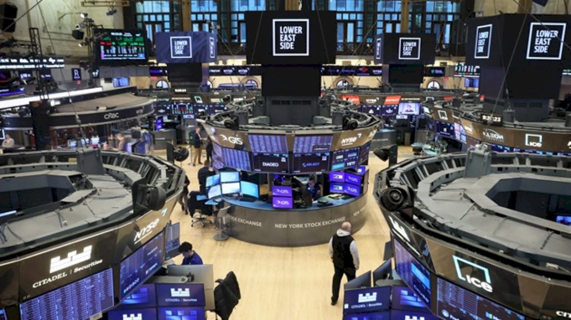 investors-send-stocks-tumbling,-dow-plunges-900-points