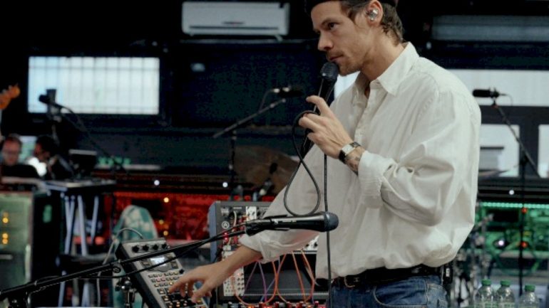 watch-harry-styles-go-to-work-in-trailer-for-‘one-night-in-manchester’