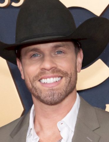 the-latest-globe-trotting-adventures-of-dustin-lynch