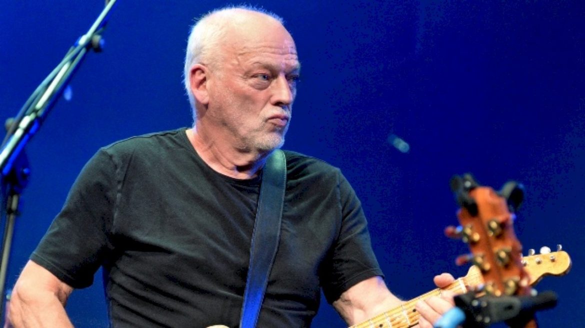david-gilmour-releases-classic-‘on-an-island’-performance-to-mark-80th-birthday,-album-anniversary