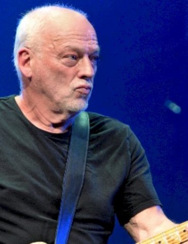 david-gilmour-releases-classic-‘on-an-island’-performance-to-mark-80th-birthday,-album-anniversary