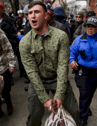 4-arrested-after-‘suspicious-device’-thrown-during-protest-outside-nyc-mayor’s-home