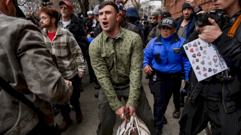 4-arrested-after-‘suspicious-device’-thrown-during-protest-outside-nyc-mayor’s-home