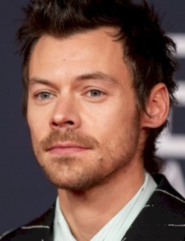 harry-styles-shows-up-to-‘snl’-a-week-early,-gifts-tickets-to-students-at-alma-mater