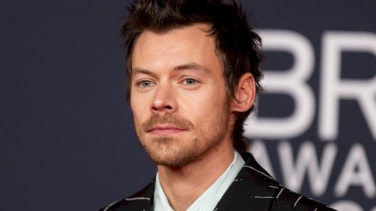 harry-styles-shows-up-to-‘snl’-a-week-early,-gifts-tickets-to-students-at-alma-mater