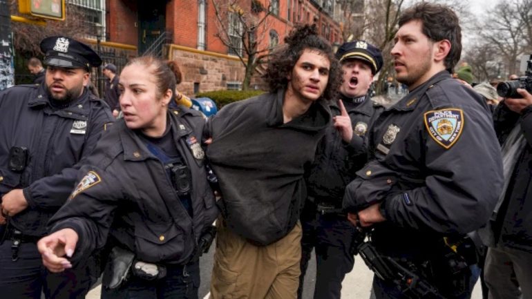 explosives-thrown-outside-nyc-mayor’s-residence-probed-as-‘act-of-isis-inspired-terrorism’:-officials