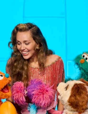 miley-cyrus-sings-with-elmo-on-new-episode-of-‘sesame-street’