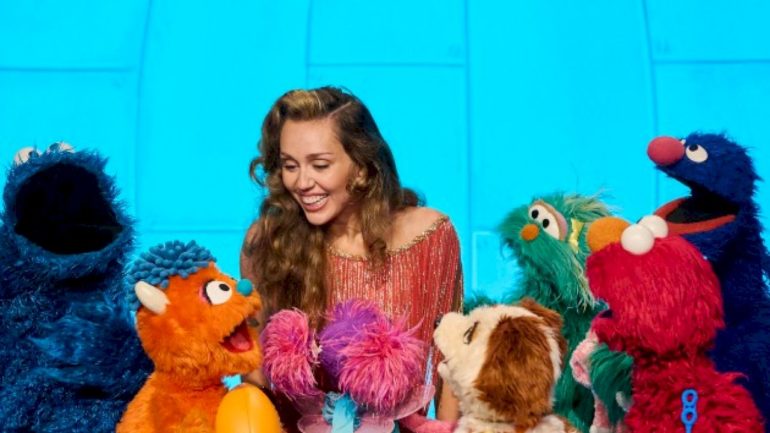 miley-cyrus-sings-with-elmo-on-new-episode-of-‘sesame-street’