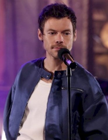 marcello-hernandez-wears-harry-styles’-clothes-in-new-‘snl’-promo