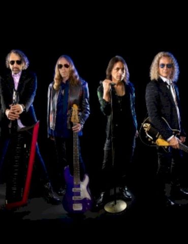 foreigner-releasing-live-performance-of-‘urgent’-featuring-singer-luis-maldonado