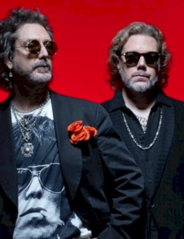 the-black-crowes’-rich-robinson-talks-new-album,-‘a-pound-of-feathers’