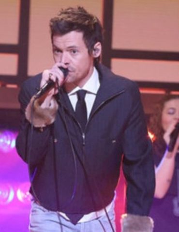 harry-styles-kisses-ben-marshall-on-‘snl,’-has-full-circle-musical-moment