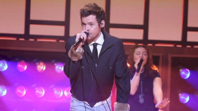 harry-styles-kisses-ben-marshall-on-‘snl,’-has-full-circle-musical-moment