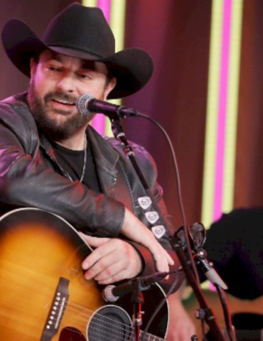 chris-young-brings-famous-friends-to-midtown-nashville