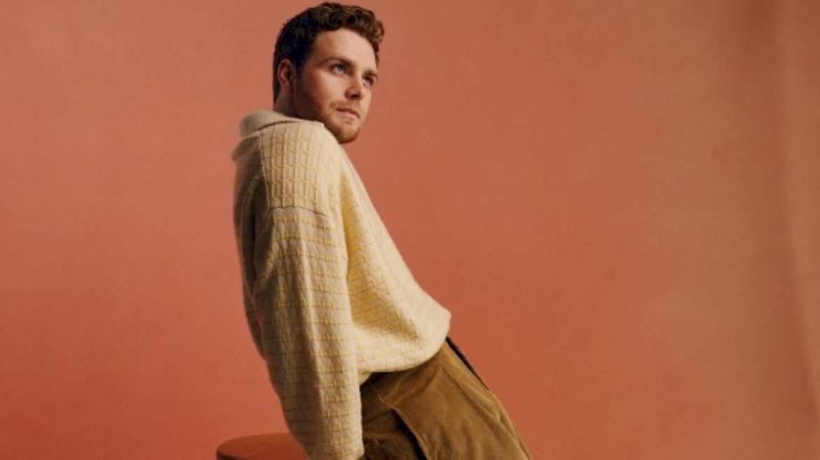 alex-warren-taps-robert-irwin-to-help-announce-australian-tour-dates