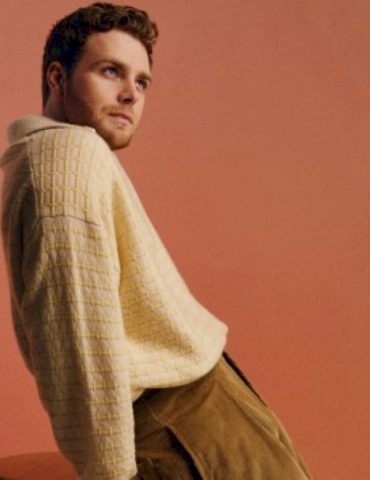 alex-warren-taps-robert-irwin-to-help-announce-australian-tour-dates