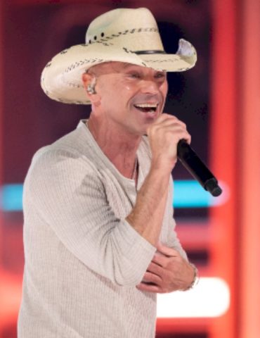 kenny-chesney-sets-sail-with-the-new-hey-now-records