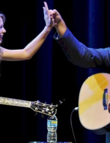 taylor-swift-belongs-in-country-music-hall-of-fame,-says-country-legend